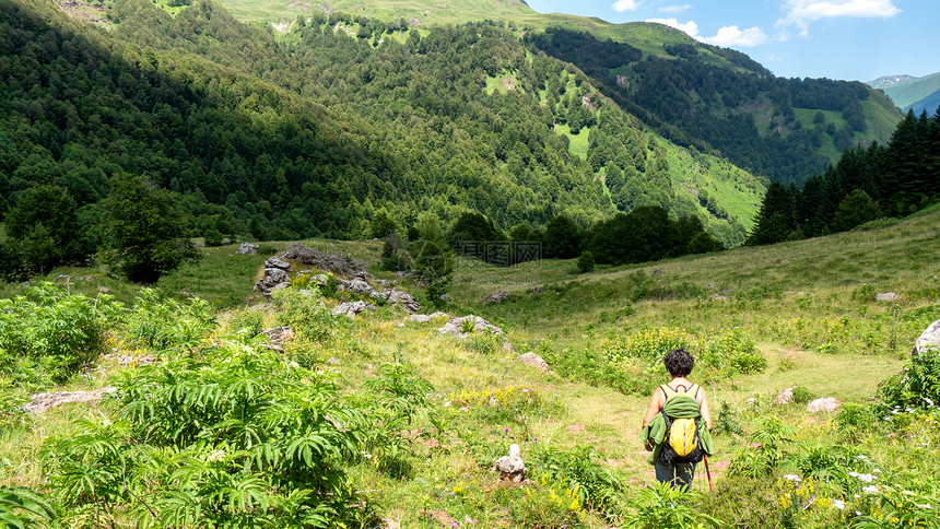 在比利牛斯山的路上一位女登山徒图片