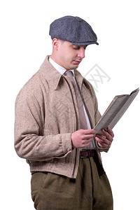 穿着戴帽子阅读1940年风格报纸的旧衣服青年男子图片