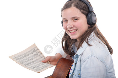 一个年轻女孩学会弹吉他图片