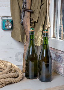 谷仓底的两瓶苹果酒图片