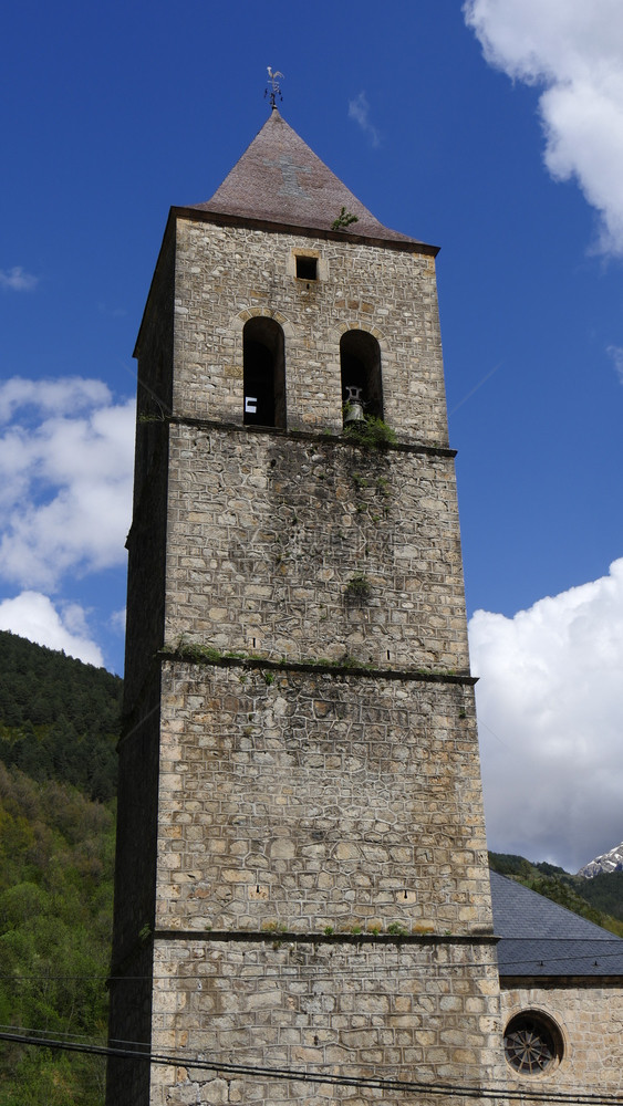 一座罗马人教堂的尖塔在蓝色天空上西班牙图片