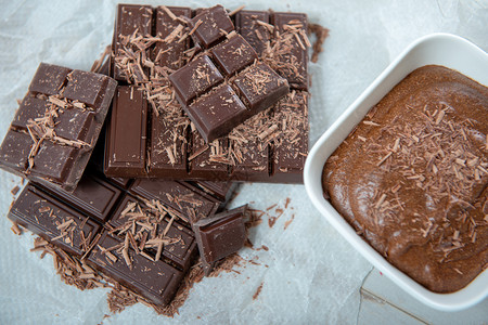 黑色巧克力糖和平板药片紧闭的深巧克力糖图片