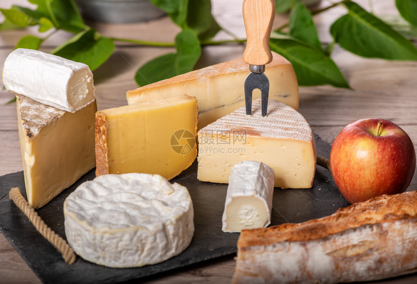 一大堆不同的法国奶酪图片