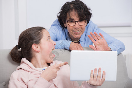 女孩和母亲使用平板电脑图片