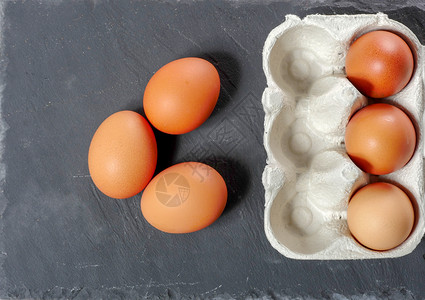 白灰色蛋塔里装着三颗鸡蛋俯视图图片