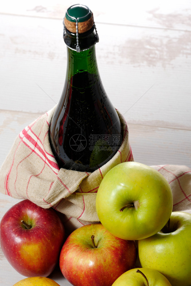 一瓶加黄苹果和红的法国图片
