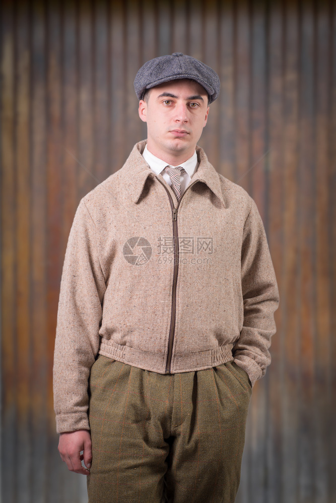 1940年风格戴帽子穿旧衣服的年轻人图片