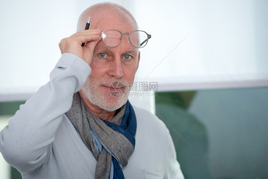 一位戴眼镜的成熟男子肖像图片