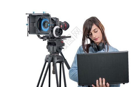 一名年轻女视频编辑与笔记本电脑合作图片