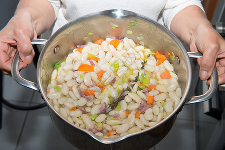 一种大锅煮白豆的炉图片