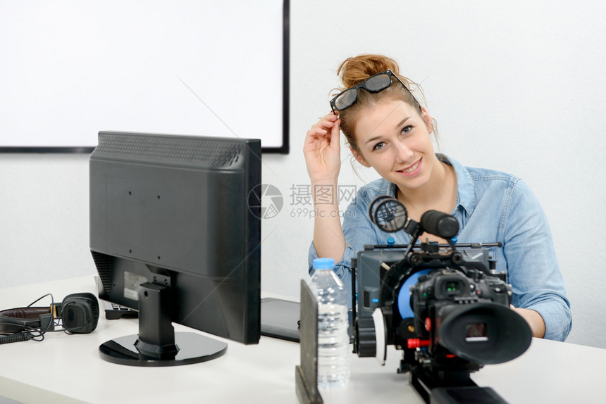 一名年轻妇女使用计算机进行视频编辑图片