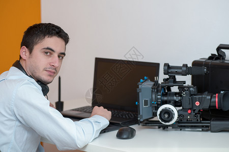 一名青年男子设计师使用图形平板电脑进行视频编辑图片