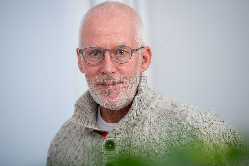 中年男子留胡和戴眼镜的肖像图片