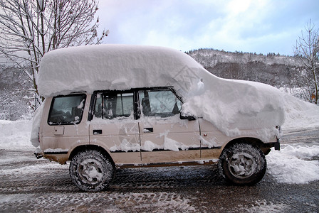车顶盖着雪图片