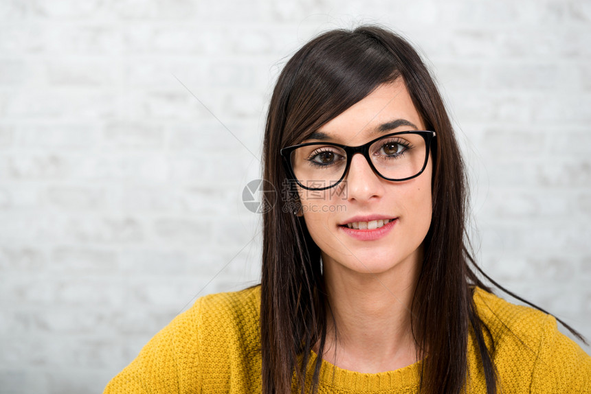 穿着黄色衣服的年轻黑发微笑着的女人图片