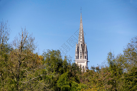 蓝天上一座教堂的尖塔图片