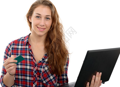 在用平板电脑购物后持有信用卡的幸福妇女图片