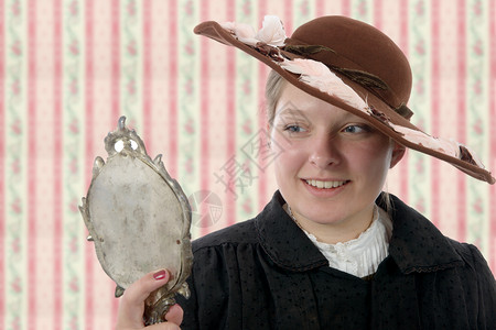 190年代穿古董服装的年轻女子图片