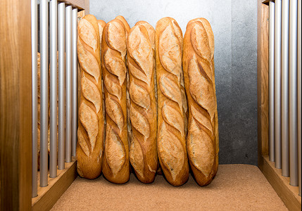 面包店市场上的法国面包背景图片