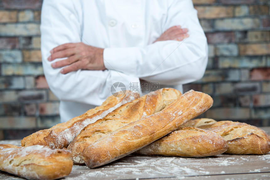a带有传统法国面包的师图片