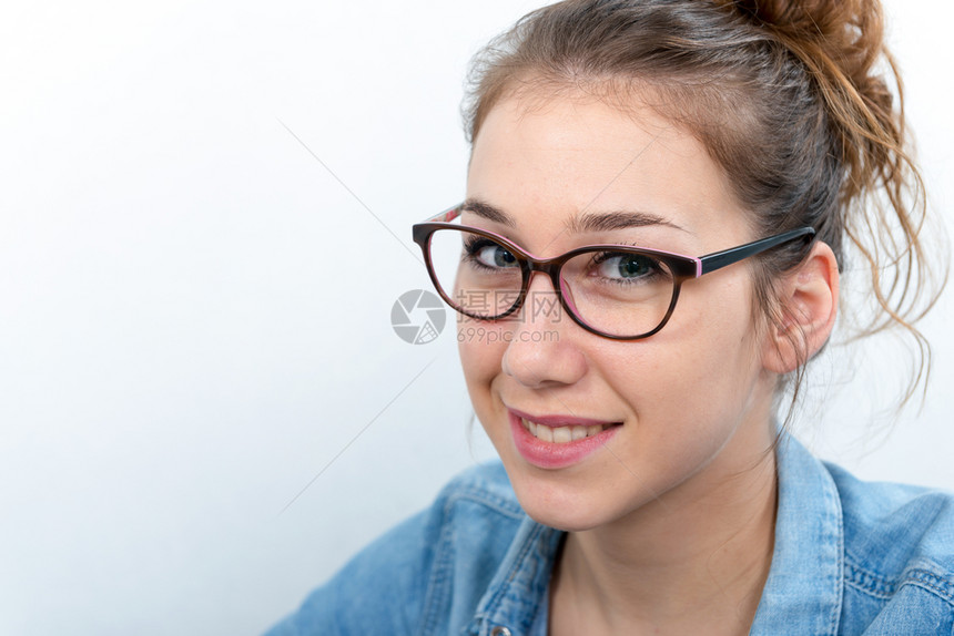 一个带着黑色眼镜的微笑年轻女子图片