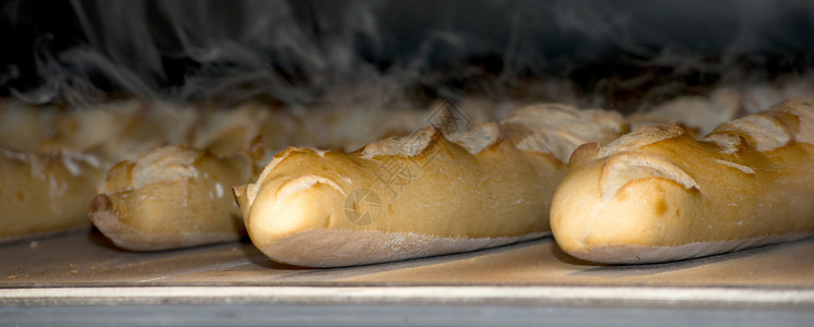 在烤箱里煮的法式面包图片