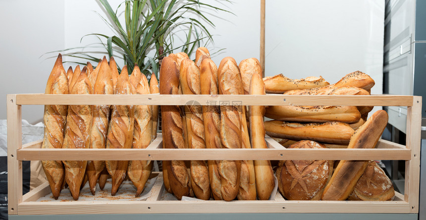 面包店市场上的法国面包图片
