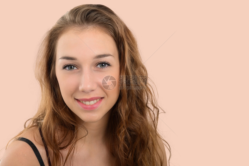 一位笑容美丽的年轻女子肖像图片