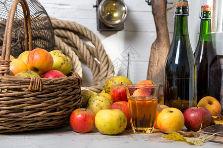 一篮苹果瓶子和酒杯背景图片