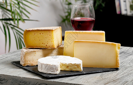 切片的法式奶酪和葡萄酒图片
