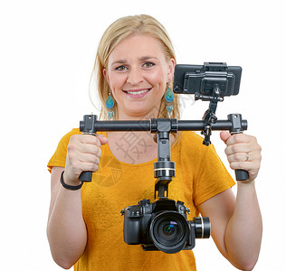 年轻女摄像师使用稳定的摄像头图片