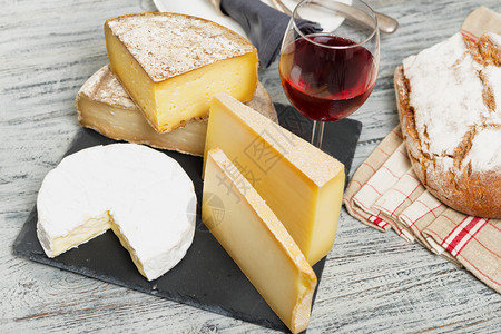 切片的法式奶酪和葡萄酒背景图片