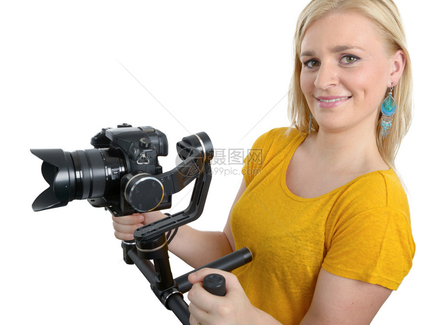 年轻女摄像师使用稳定的摄像头图片
