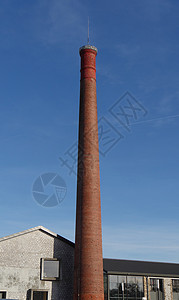 红砖厂的旧烟囱蓝天空背景图片