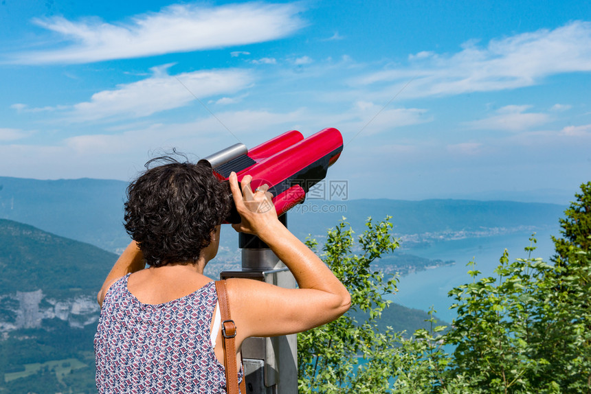 一个女人在福尔克拉兹山口欣赏安妮西湖图片