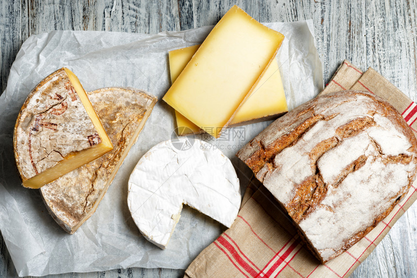 不同的法国奶酪和面包图片