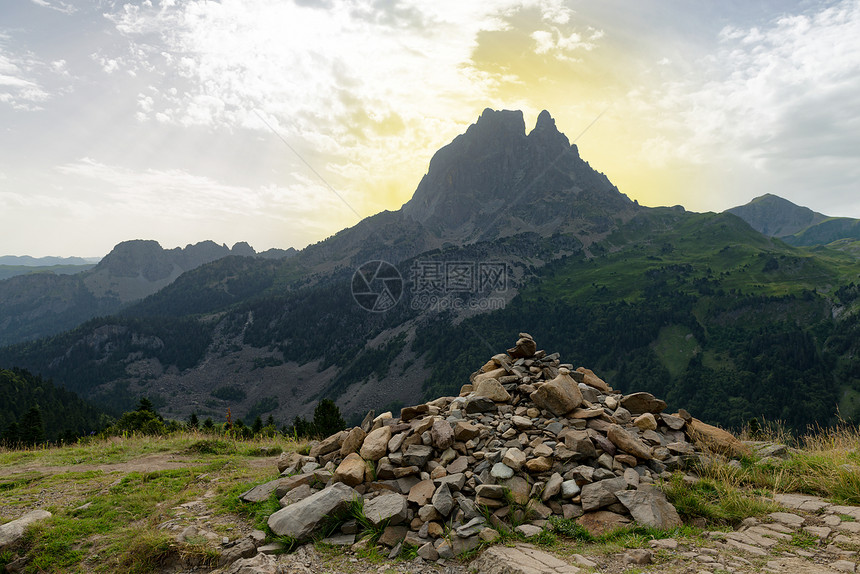 法国比利牛斯山脉的奥索景图片