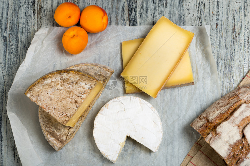 不同的法国奶酪面包和杏仁图片