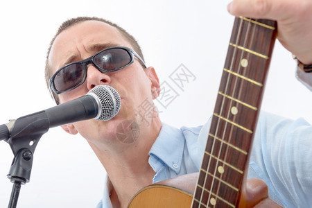 英俊的年轻人吉他唱歌背景图片