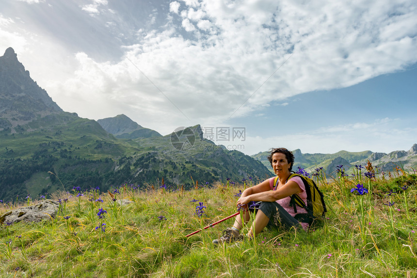 一位在山上安息的远足女子图片