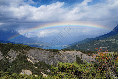 山地风景和美丽的彩虹图片