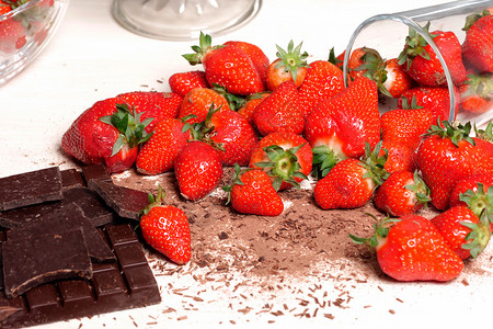 草莓和深巧克力棒图片