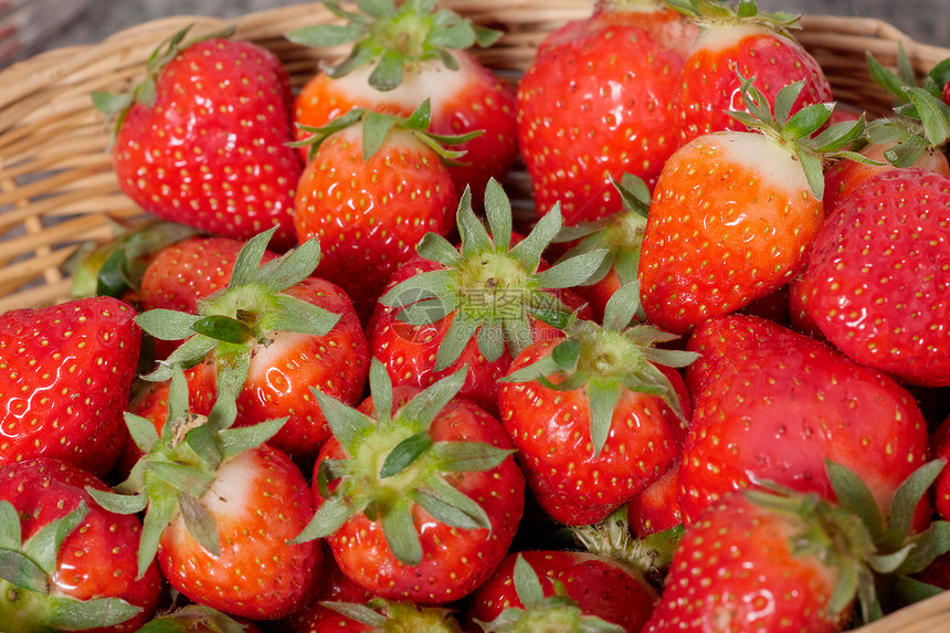 一篮美丽的红草莓图片