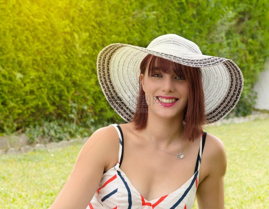 一个戴着夏帽的漂亮女孩肖像图片