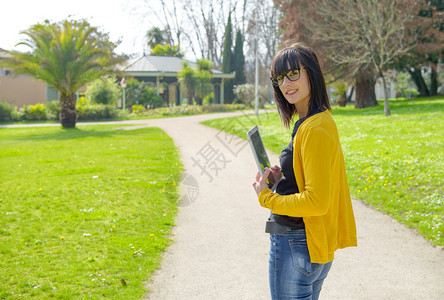 在外边公园里散步的女孩图片