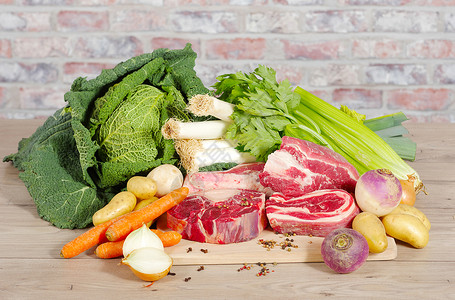 用于准备法式锅菜的牛肉和蔬背景图片