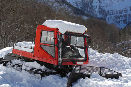 雪地车除机准备滑小道图片