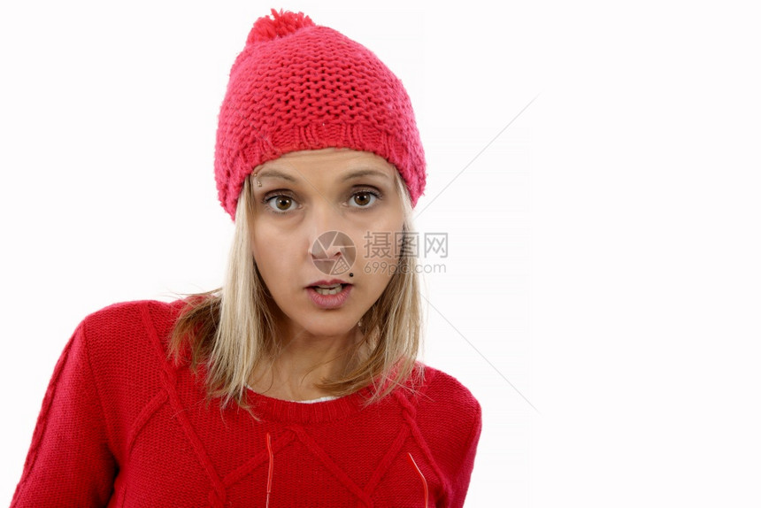美丽的年轻金发美女戴着红冬帽孤立在白色背景图片