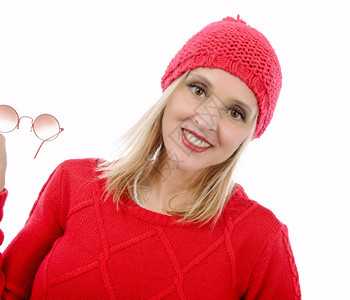 穿着红色毛衣和冬帽的时装金发女人图片