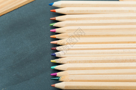 桌上彩色铅笔列图片